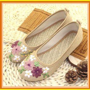 BEIGE COLOR EMBROIDERY SHOES FLATS w/ NON-SLIP RUBBER SOLE Size 10.